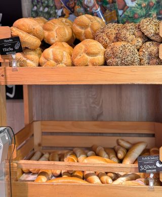 Denně u nás na prodejně koupíš pečivo z rodinné pekárny Špáňa Šanov.🥐 Máš nějaké oblíbené pečivo?🤤 Tě párek!🌭