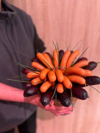 Pro jedno kvítí se slunce nerozsvítí 🌞🌸 Proto si u nás celoročně můžeš objednat jedlou květinu na přání 🍰 Tě párek! 🌭