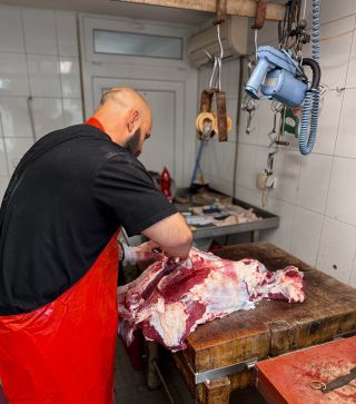 Stavíš se u nás tento týden❓ Dej nám vědět, ať víme, kolik masa připravit.🥩 Těšíme se na tebe❤️ Tě párek!🌭