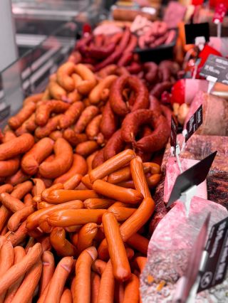 Zítra se na tebe těšíme opět s plným pultem!🤤 Tě párek!🌭