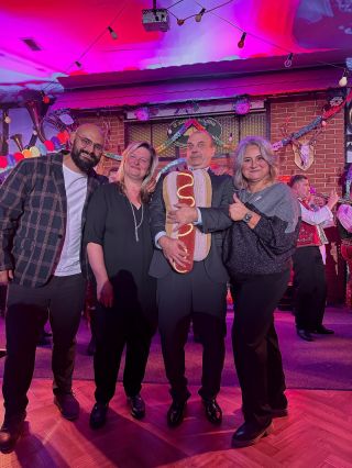 Kamarádi, přejeme vám krásný nový rok 2026! 🎉 A nezapomeňte ve 0:04 naladit ČT1 – U muziky na Silvestra, kde se o zábavu...